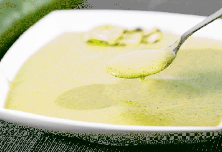 Crema de calabacín en microondas en un cuenco cuadrado